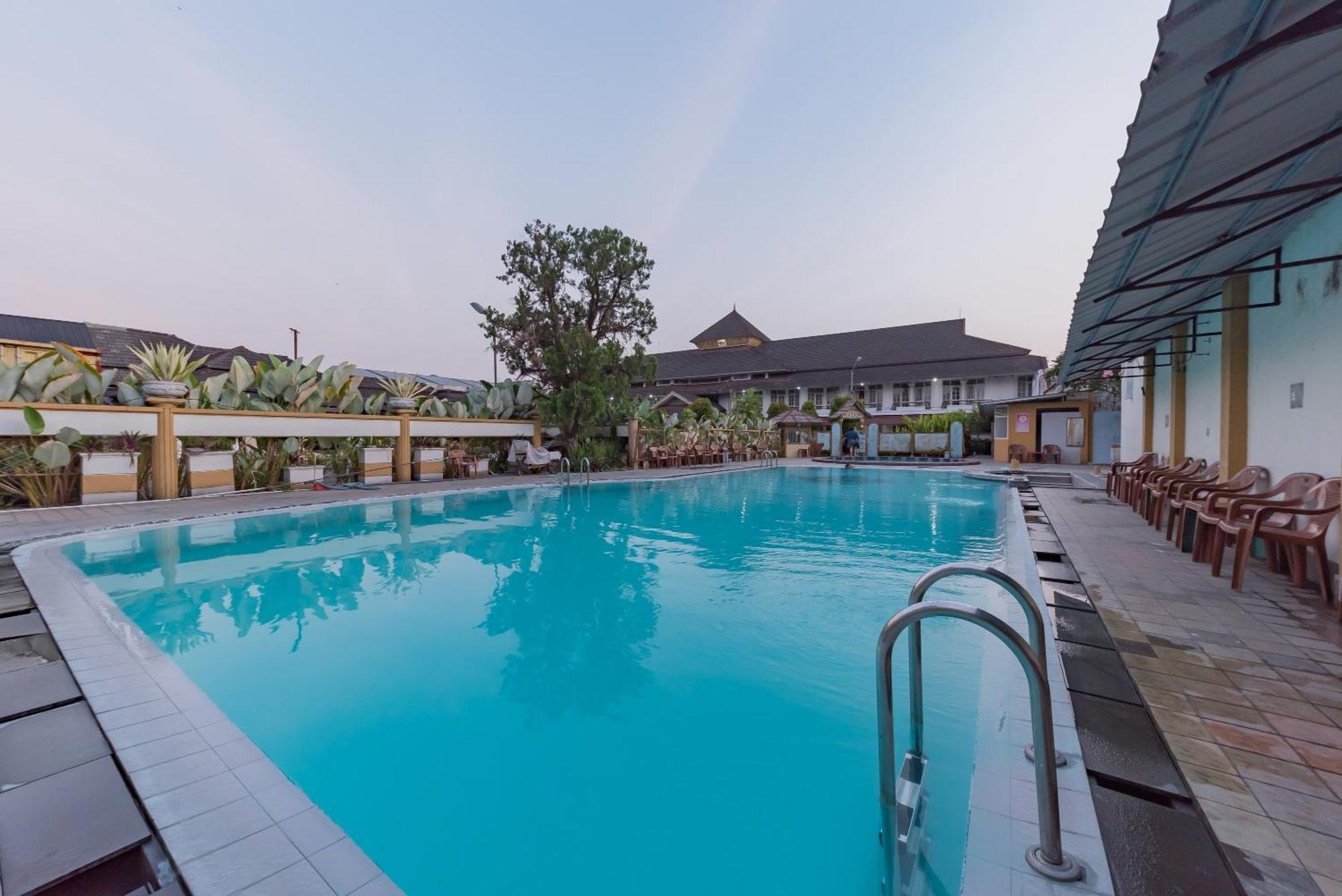 Urbanview Hotel Crown Tasikmalaya By Reddoorz Luaran gambar