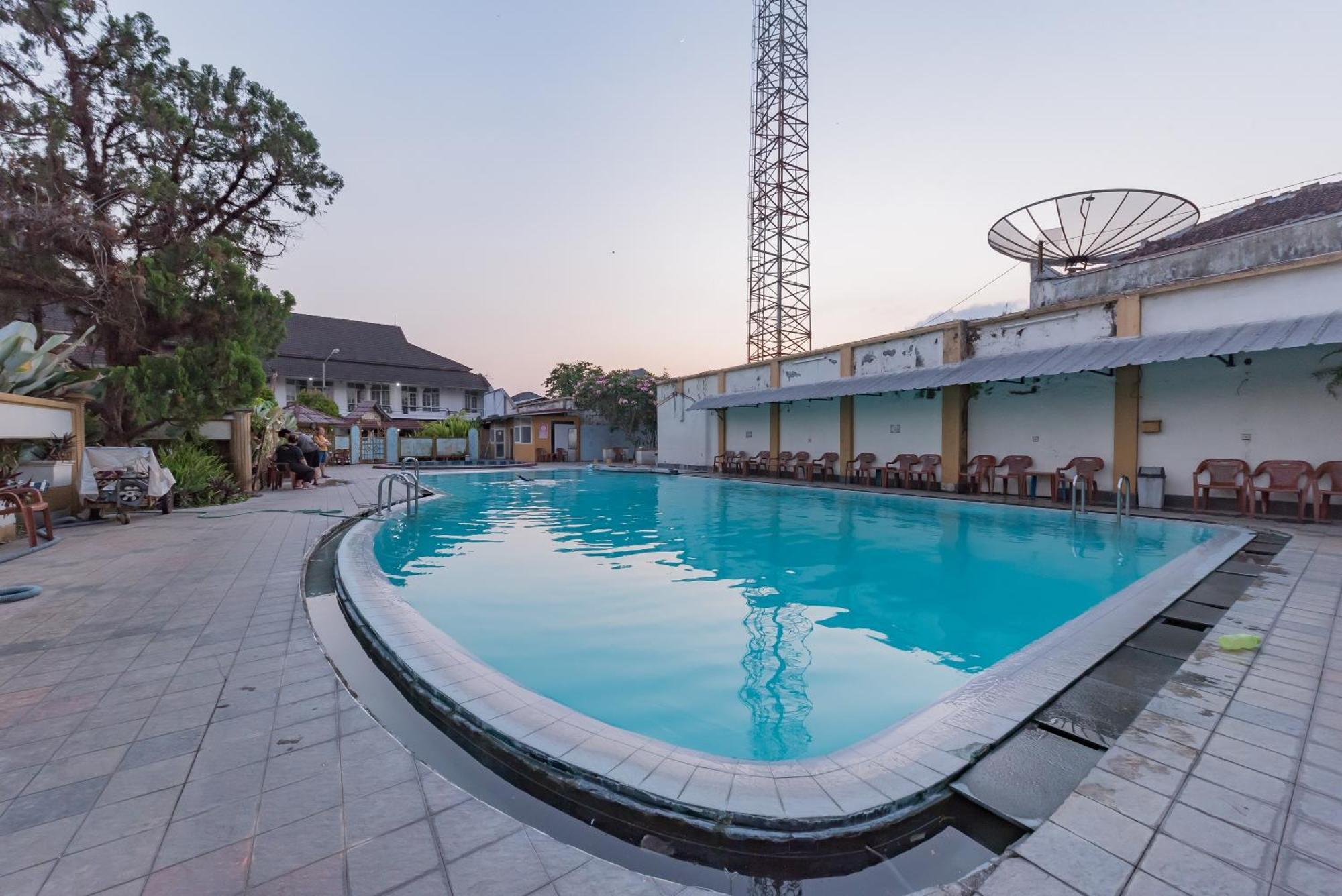 Urbanview Hotel Crown Tasikmalaya By Reddoorz Luaran gambar
