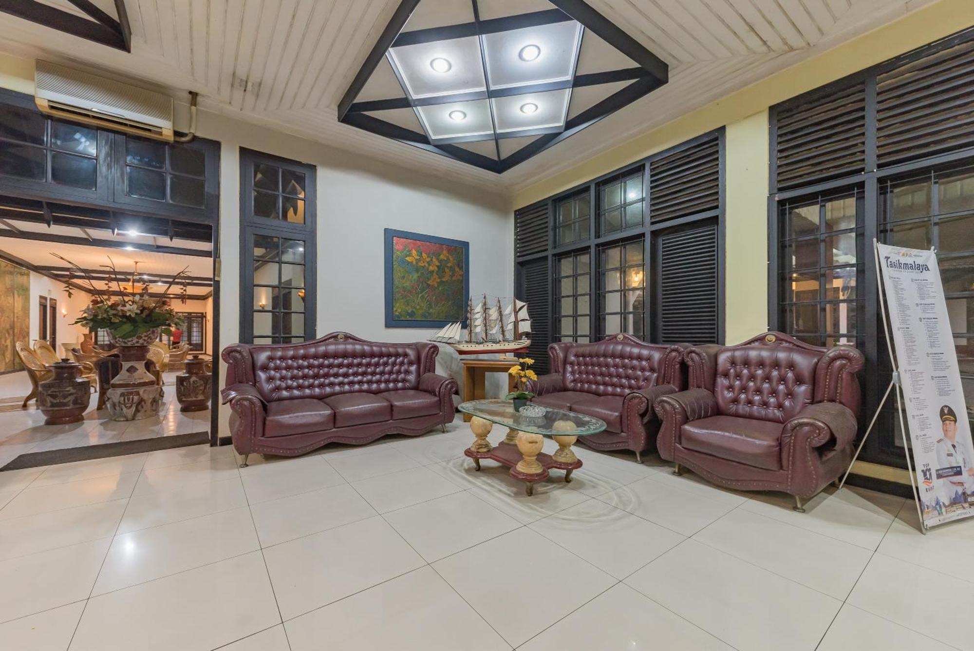 Urbanview Hotel Crown Tasikmalaya By Reddoorz Luaran gambar